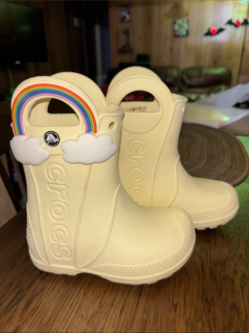 C7 CROCS Kids Cream Rain Boots with Rainbow & Cloud Charm
